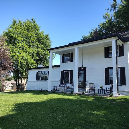1908 Modern Farmhouse On Large Private Treed Lot ショーニー エクステリア 写真