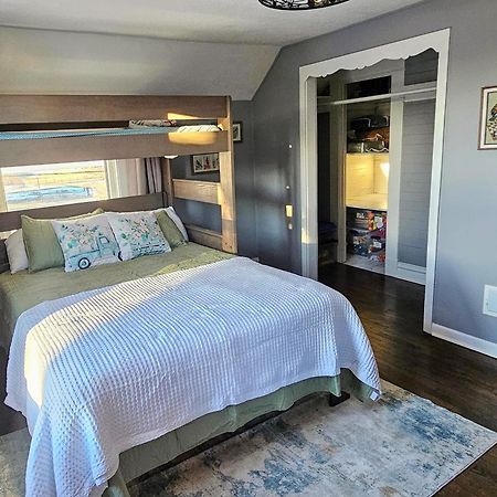 1908 Modern Farmhouse On Large Private Treed Lot ショーニー エクステリア 写真