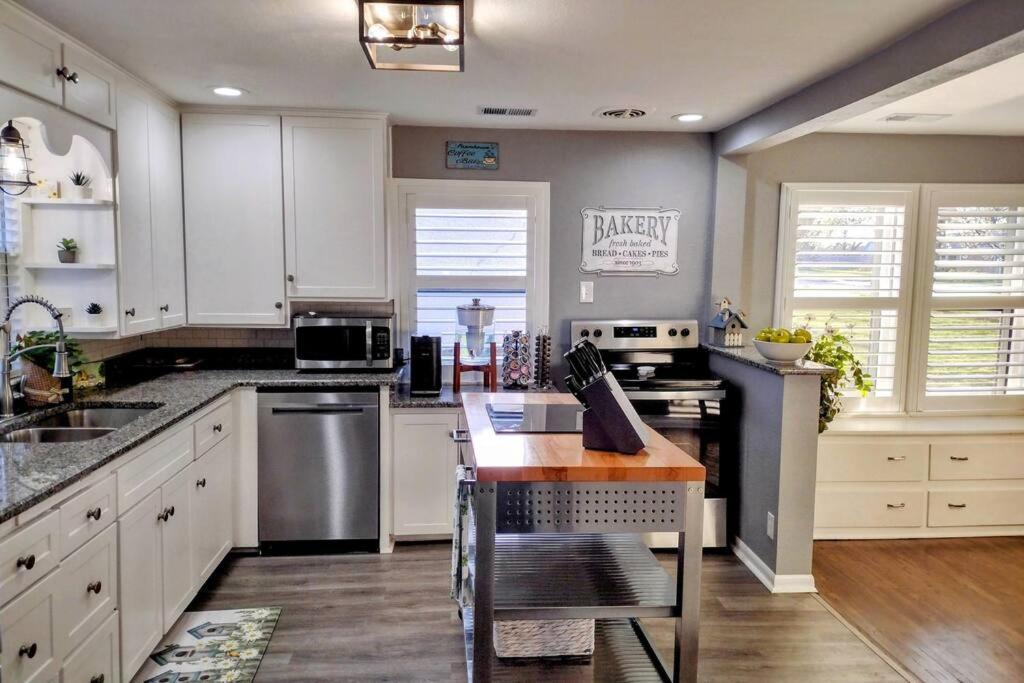 1908 Modern Farmhouse On Large Private Treed Lot ショーニー エクステリア 写真