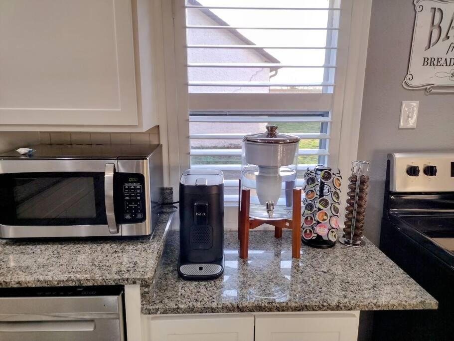 1908 Modern Farmhouse On Large Private Treed Lot ショーニー エクステリア 写真