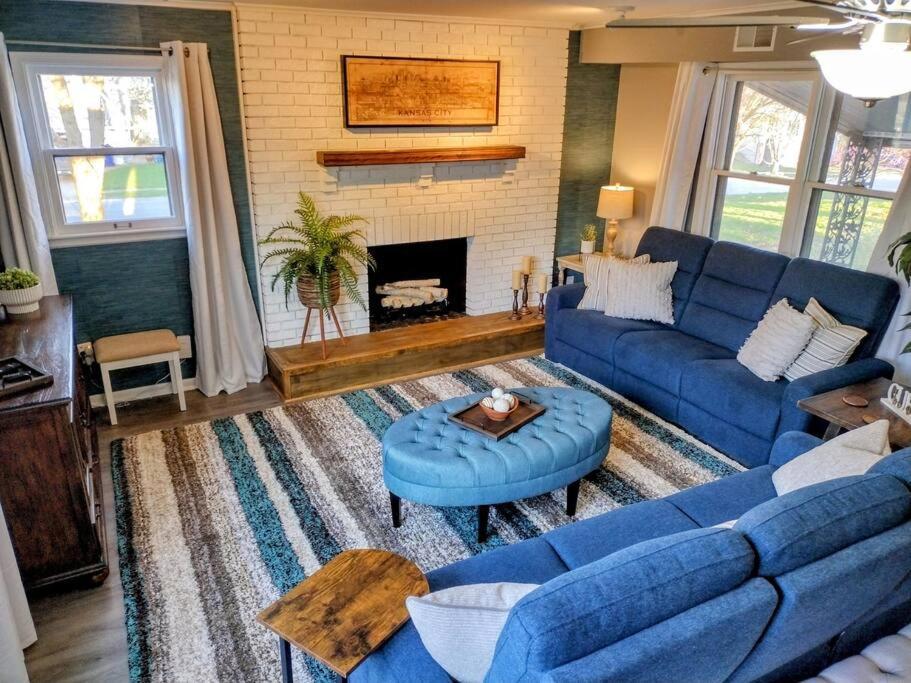 1908 Modern Farmhouse On Large Private Treed Lot ショーニー エクステリア 写真