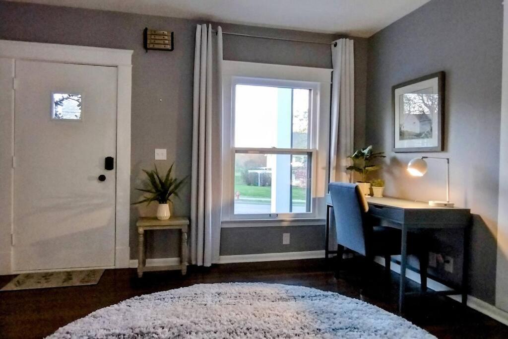 1908 Modern Farmhouse On Large Private Treed Lot ショーニー エクステリア 写真