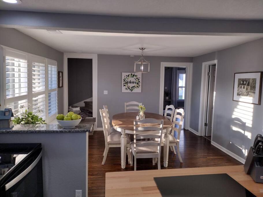 1908 Modern Farmhouse On Large Private Treed Lot ショーニー エクステリア 写真