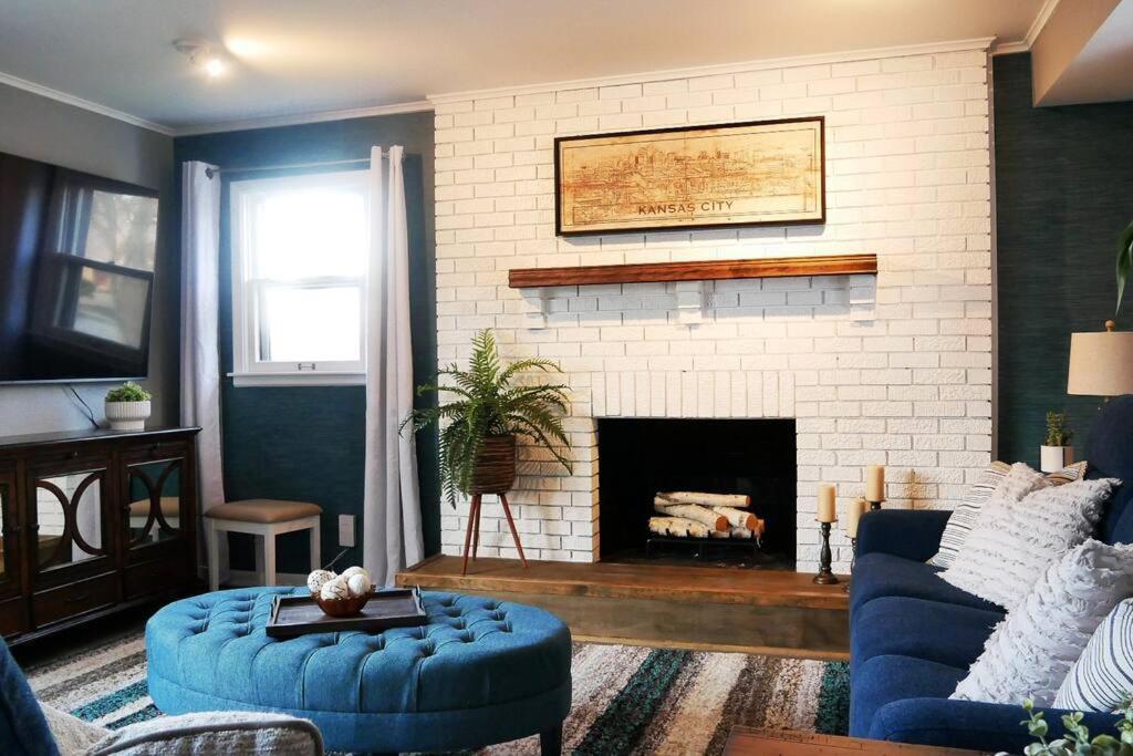 1908 Modern Farmhouse On Large Private Treed Lot ショーニー エクステリア 写真
