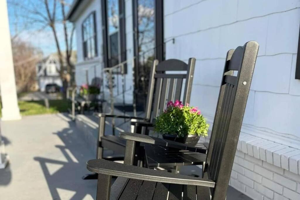 1908 Modern Farmhouse On Large Private Treed Lot ショーニー エクステリア 写真