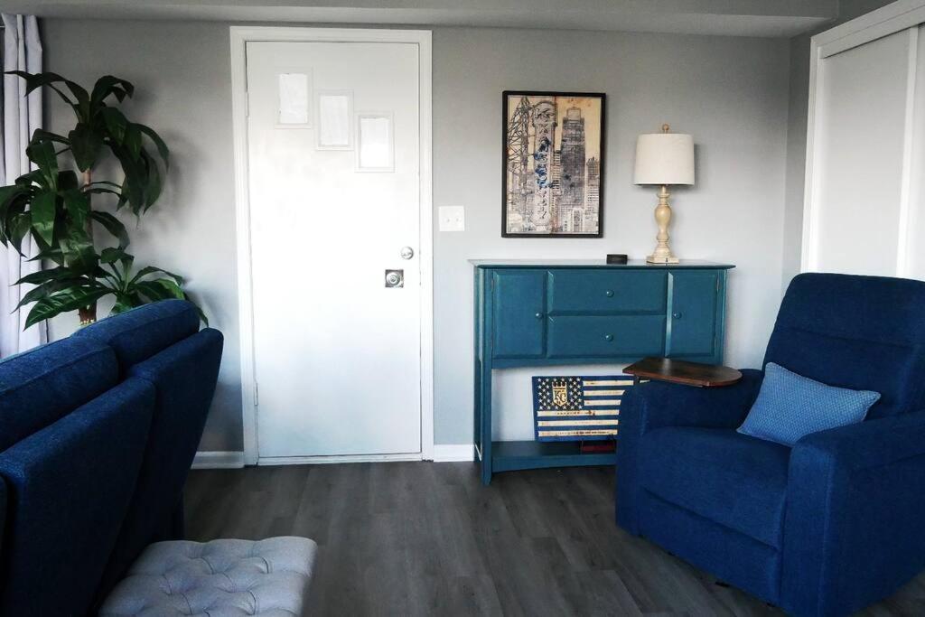 1908 Modern Farmhouse On Large Private Treed Lot ショーニー エクステリア 写真