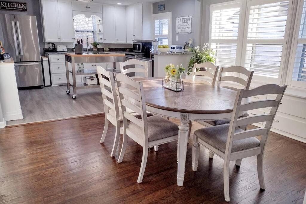 1908 Modern Farmhouse On Large Private Treed Lot ショーニー エクステリア 写真