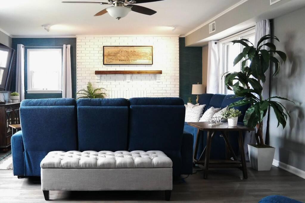 1908 Modern Farmhouse On Large Private Treed Lot ショーニー エクステリア 写真