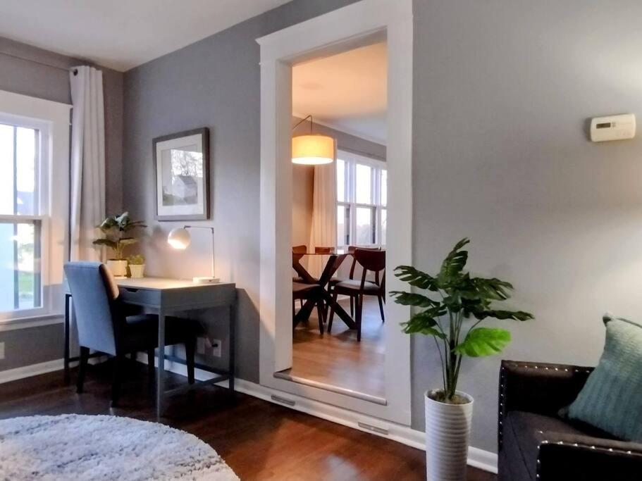 1908 Modern Farmhouse On Large Private Treed Lot ショーニー エクステリア 写真