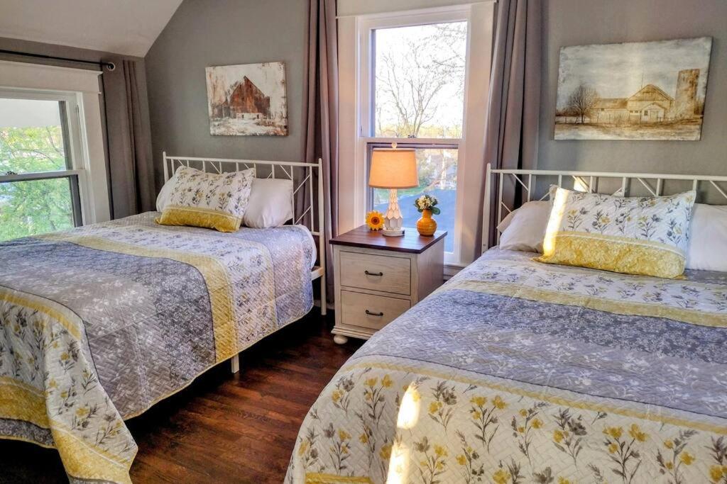 1908 Modern Farmhouse On Large Private Treed Lot ショーニー エクステリア 写真