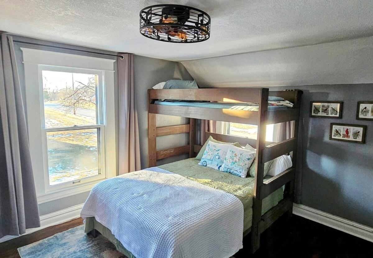 1908 Modern Farmhouse On Large Private Treed Lot ショーニー エクステリア 写真
