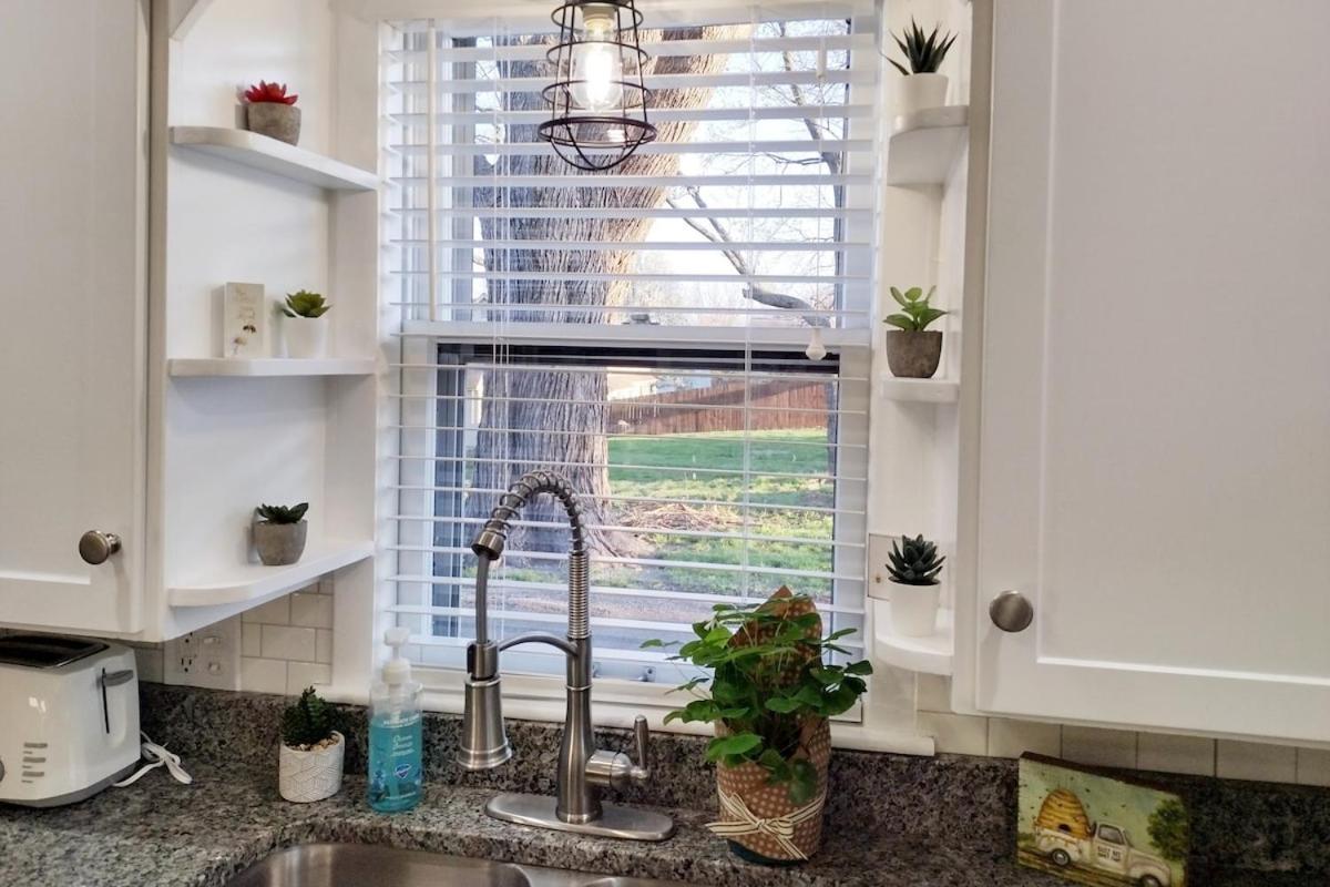 1908 Modern Farmhouse On Large Private Treed Lot ショーニー エクステリア 写真